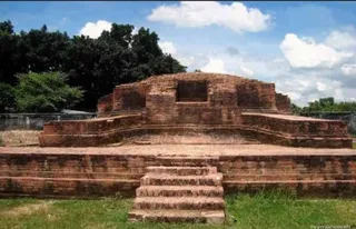 Stepped brick platform of Kutila Mura (Triratna Stupa)