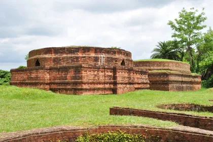 The round stupa bases of Kutila Mura
